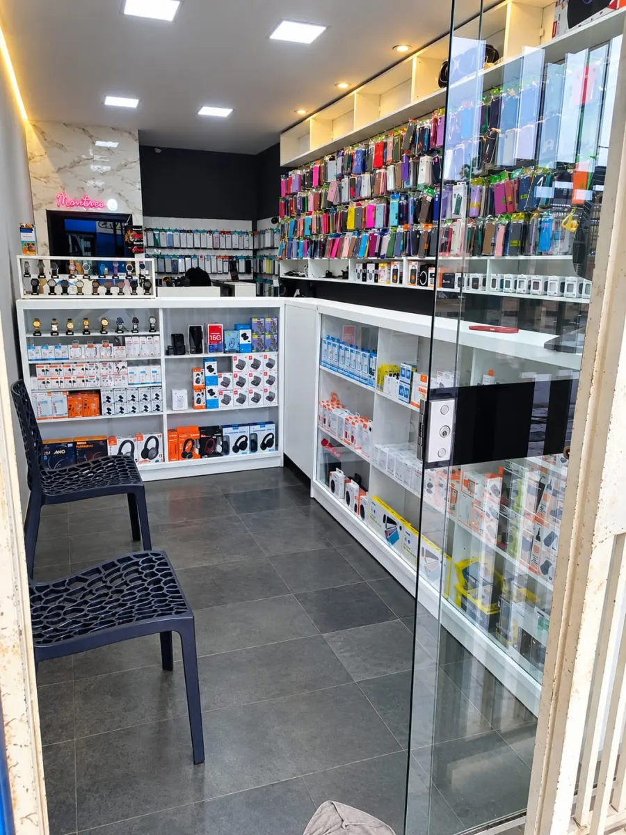 Área interna da loja Vinícius Celulares com vitrines de acessórios